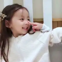 请问这个小男孩头像有另一半的小女孩的情侣头像吗