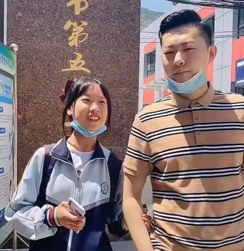 最年轻爸爸火了,接初中女儿时被认成男友,爸爸表示习惯了