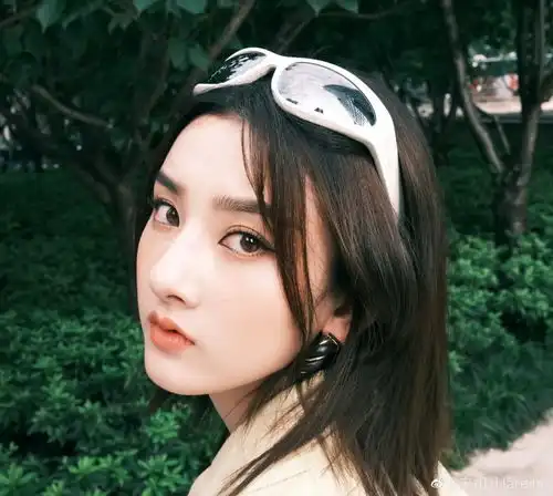 浓颜系女星迪丽热巴lisa明艳又洋气的秘诀原来是这个