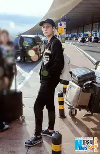 秦俊杰全黑look现身机场粉色墨镜抢眼娱乐体育