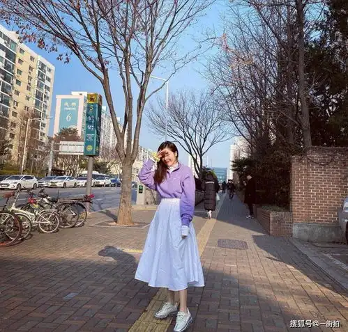 泫雅终于不走性感路线,一身紫色卫衣配少女裙,化身小清新女孩