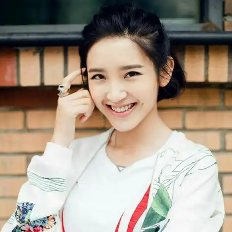 唐艺昕身着白色高领针织连衣裙,低调诠释冬季时尚美学