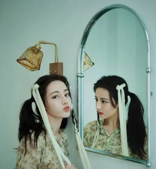 迪丽热巴碎花套装拍生日写真,引起网友热议