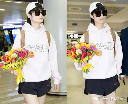 李宇春秀筷子腿,黑色运动短裤搭配粉色卫衣,帅气不失美感