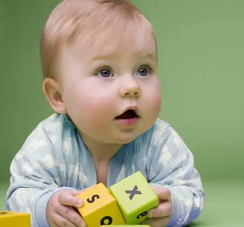 宝宝一直打嗝看看这几张图解你就知道怎么做了