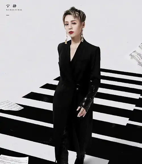 姐姐团综官宣定档,官方海报惹争议,张雨绮强势抢孟佳位置