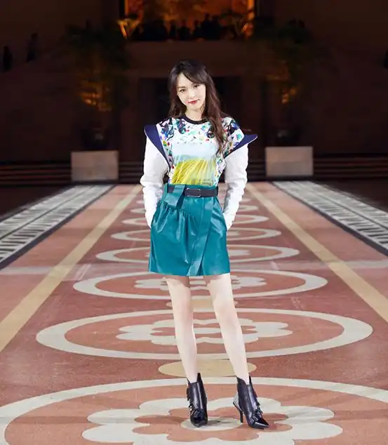 罗晋为唐嫣拍大片,黑色系皮裙套装超有魅力,满满的御姐范没错了