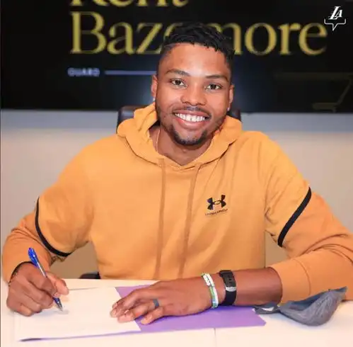 湖人晒贝兹莫尔签约照,将穿9号球衣