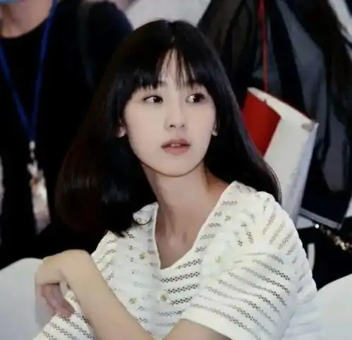 橙色系短发女生头像陈都