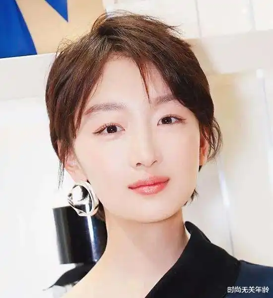 40的女人,你是该烫发还是剪短发怎么捯饬才能年轻又时尚