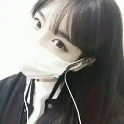 帮p下图,把下面男生头像衣服p成黑色,尽量跟下面这张女生头像配成情侣头像