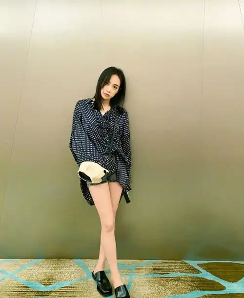 宋茜的气质是开挂了吗穿白色衬衫搭配西裤干练精致,减龄又洋气