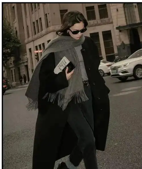 张嘉倪把黑色大衣带火了,看她们这么穿,简单高级又气质