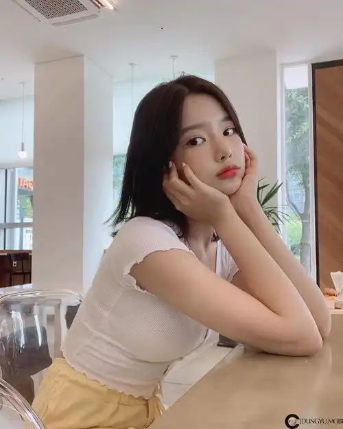 仙女颜值偶像级女孩深邃五官太撩人甜美笑容释放满满气质