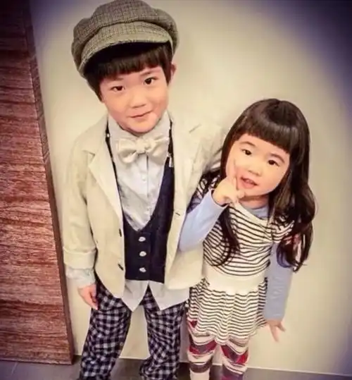 曹格罕见示爱娇妻,嘟嘴亲吻搂肩杀好甜,吴速玲甜笑幸福感满满