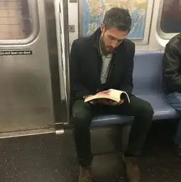 天了噜挤在地铁里看书又颜高有品的鲜肉赶快嫁了吧