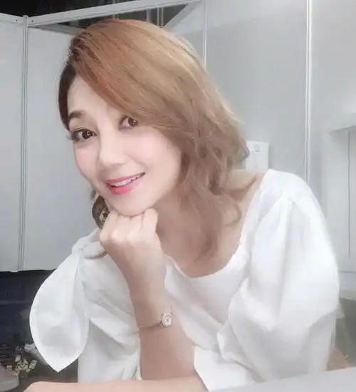 梁静茹6度入围金曲奖歌后,再次失利,深夜发文令人心疼