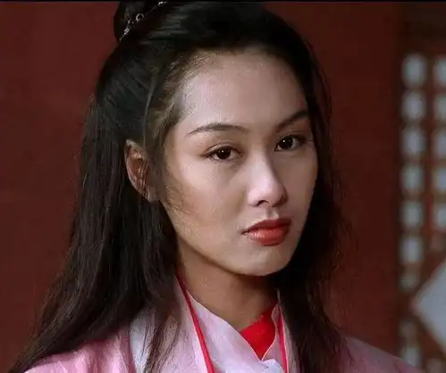 66岁朱茵近照曝光皮肤白皙发际线后移,穿拖鞋赶高铁亲和力十足