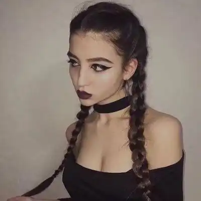 麻花辫浓妆性感妹子