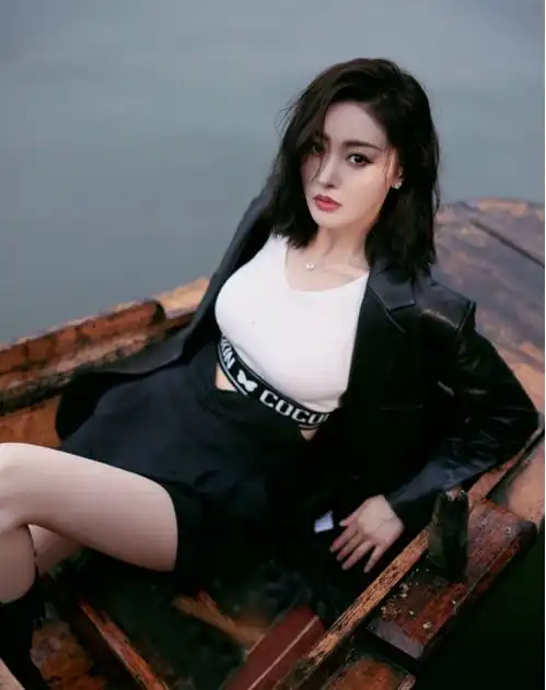 张天爱内衣外穿秀身材,热裤配马丁靴现美腿杀,曾减重25斤