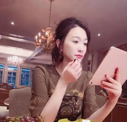 李小冉晒出自己的豪宅,院子跟世外桃源一样,如今过起阔太太生活