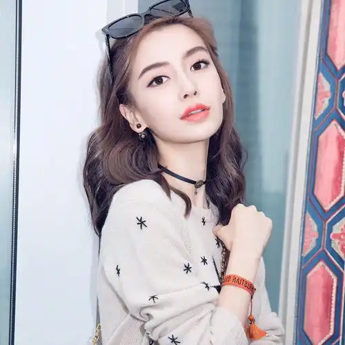 女明星脖子上为什么总爱戴个项圈这里边学问大了,艺人也不容易