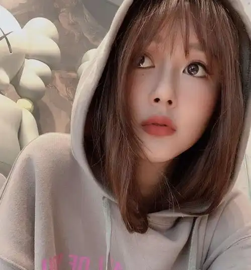 陈赫老婆张子萱晒近照,眼睛大的不合情理,为迎合老公走网红风