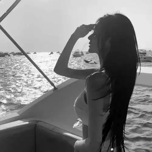 高级质感黑白女生头像