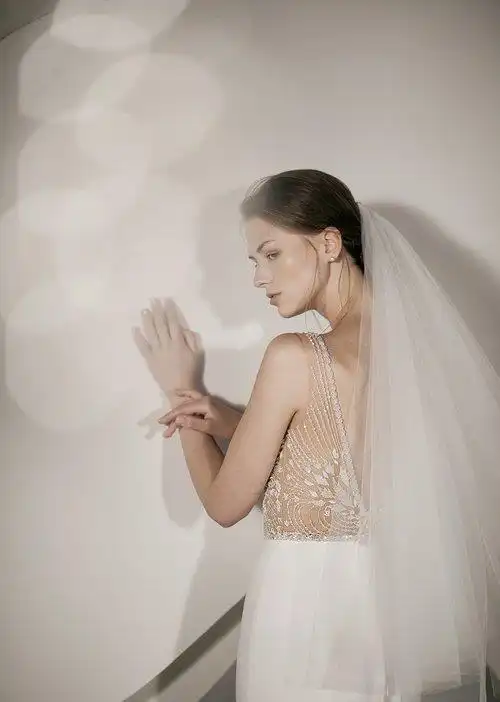 婚服上的白日梦乐音alonlivnéwhite2020春夏婚纱系列