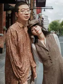 李诞黑尾酱晒写真,穿中式同色系情侣装,网友除了眼睛都好配