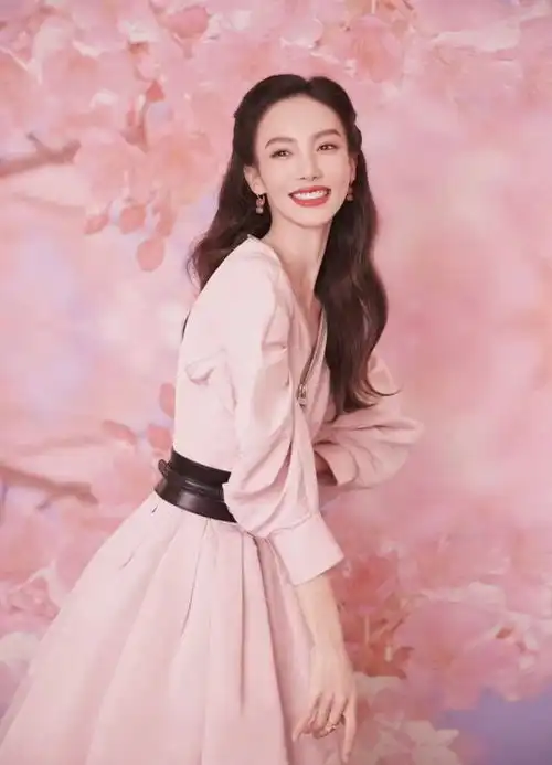 春天学金晨穿粉色系,可爱又迷人,精致又时尚