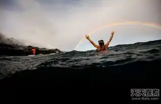 美女竟在喷涌火山旁冲浪岩浆四溅