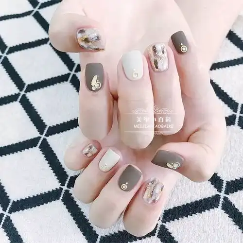 秋天适合做什么美甲色