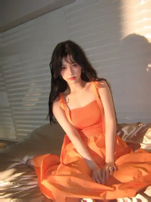 虞书欣穿橙色吊带连衣裙元气少女甜美可爱