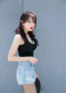 街拍女神小姐姐穿搭高腰牛仔短裤,清新甜美很撩人