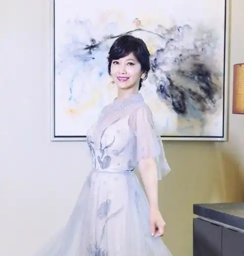 65岁赵雅芝和64岁刘晓庆穿薄纱仙女裙,美得清新动人