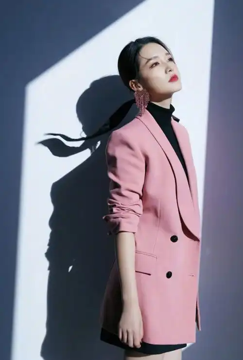 穿粉色西装的女生,到底有多飒