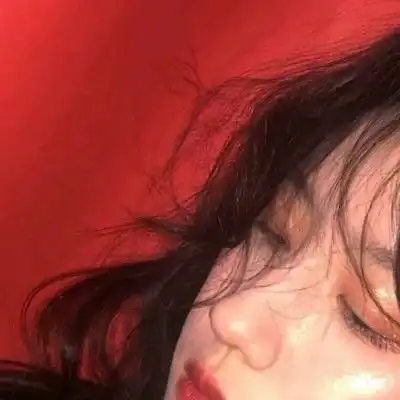 清冷破碎感头像女动漫玫