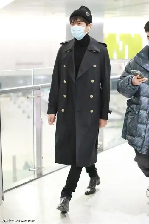 张若昀瘦下来好会穿,双排扣风衣配高领衫,181cm身材比例像男模