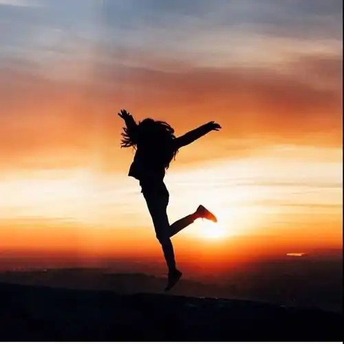 头像背影清冷感夕阳