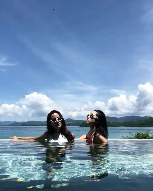 说到泳池时尚,还要看泰国小姐姐