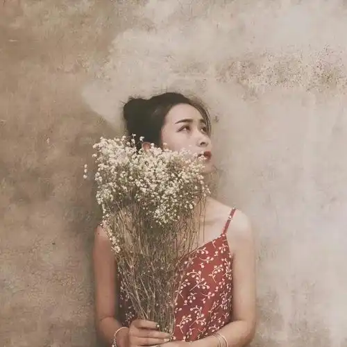 手拿捧花的头像女