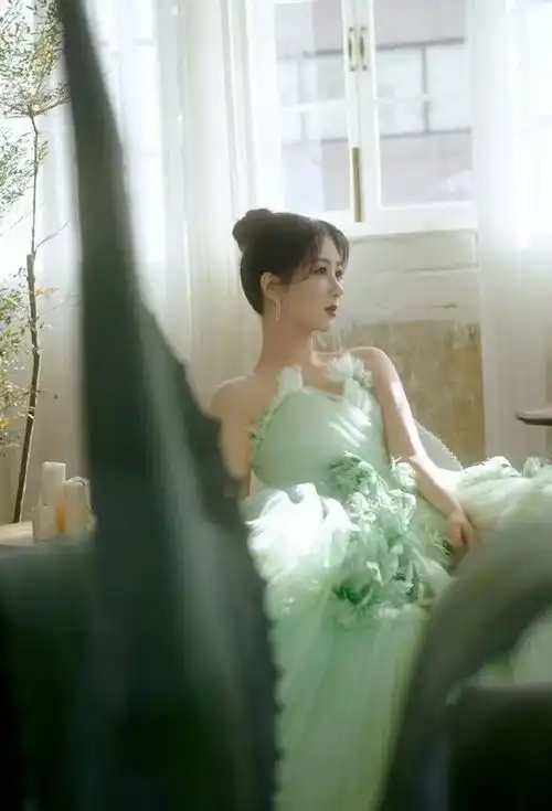 杨紫漫游绿野丛丛倩影灵动逆光侧颜精致氛围感十足