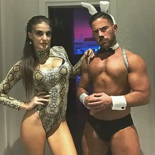 西班牙帅哥舞者贴水而过的揉揉腹肌