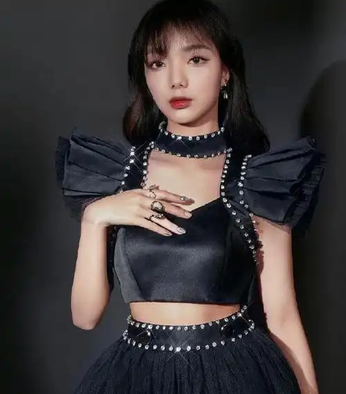 火箭少女同系列海报pk,孟美岐宫廷装扮很禁欲,却输给高级脸的她