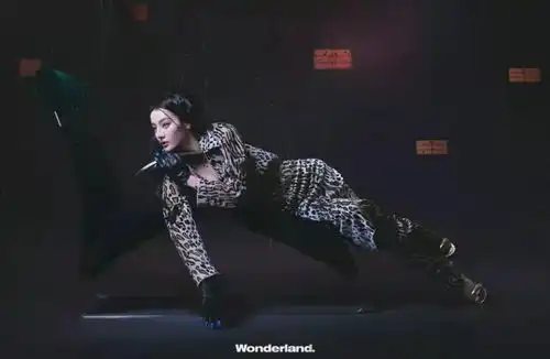 热巴最新大片曝光穿深v豹纹裙特意凹姿势秀沙漏身材,美到开挂