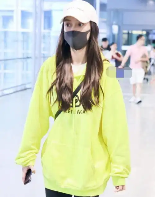 杨颖私服被指跟风杨幂,穿骑行裤显腿短,颜值还是看baby