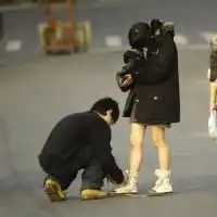 蹲下系鞋带情侣微信头像图片微信头像图片大全