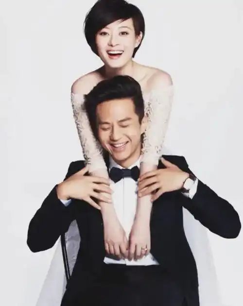 邓超甜蜜比心,孙俪害羞甜笑这对恩爱夫妻的日常太甜了