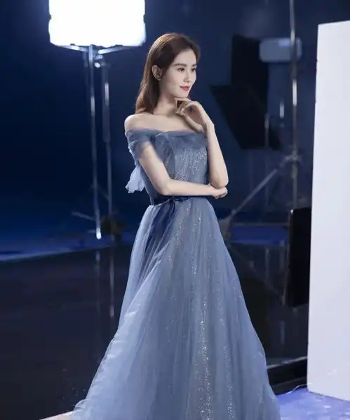 美若天仙的女子,刘诗诗蓝色闪光长裙显得雪白肌肤优雅气质迷人